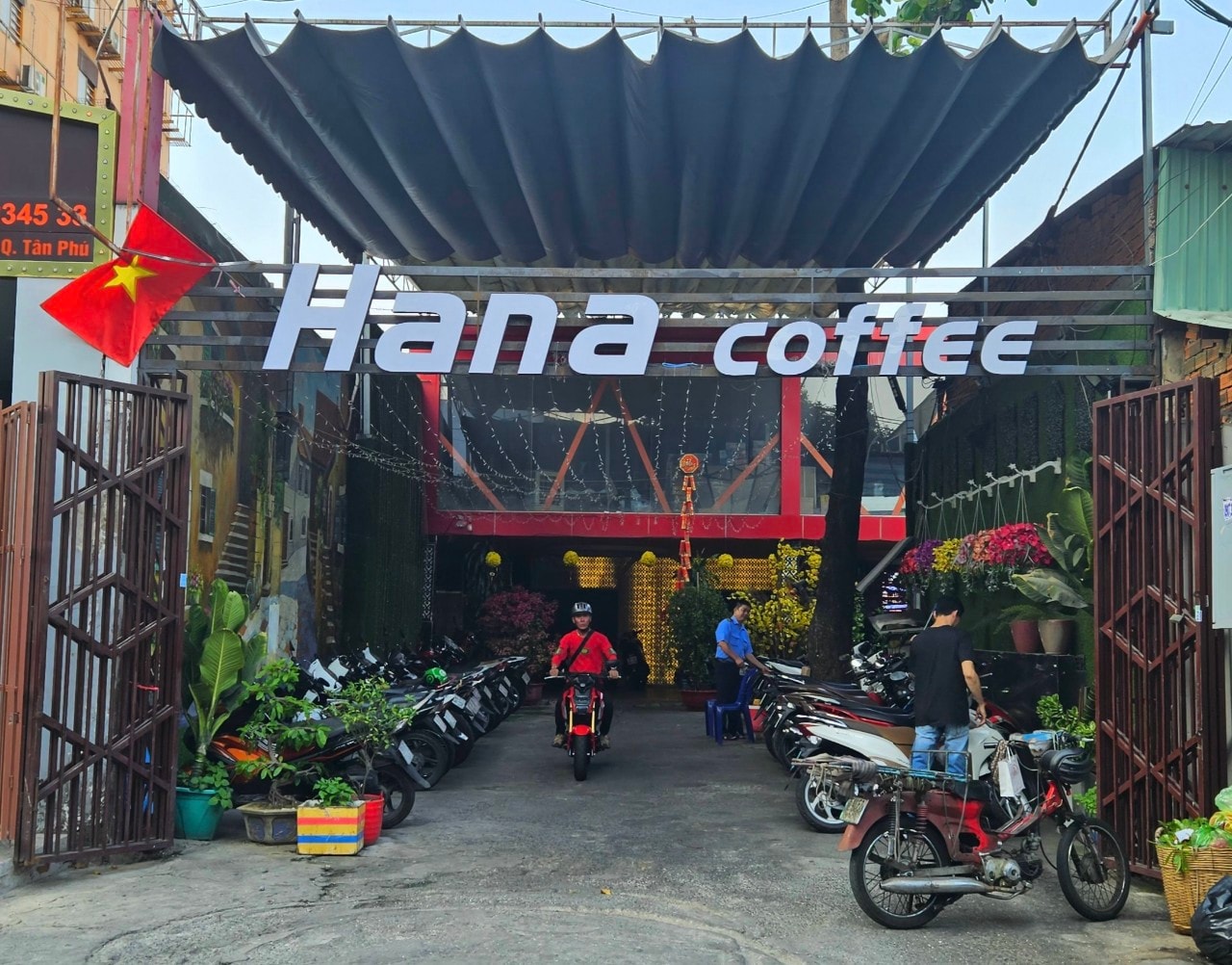 Trụ sở Công ty Cổ phần Sản xuất Dược mỹ phẩm Hataphaco là quán cafe, đơn vị này sản xuất mỹ phẩm khi chưa được cấp giấy chứng nhận đủ điều kiện sản xuất mỹ phẩm