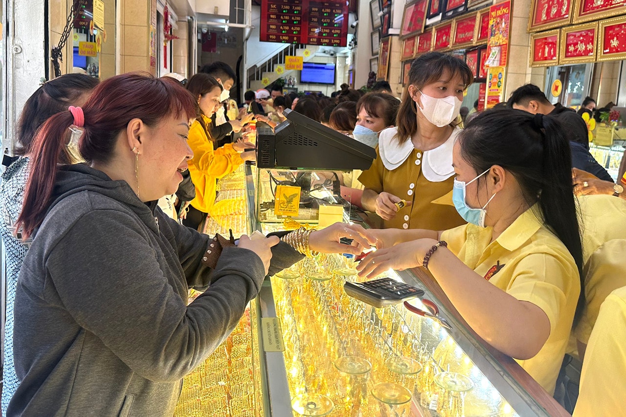 Tiệm vàng tại TP. Hồ Chí Minh dịp vía Thần Tài: Số ít tiệm vàng có khách mua -0