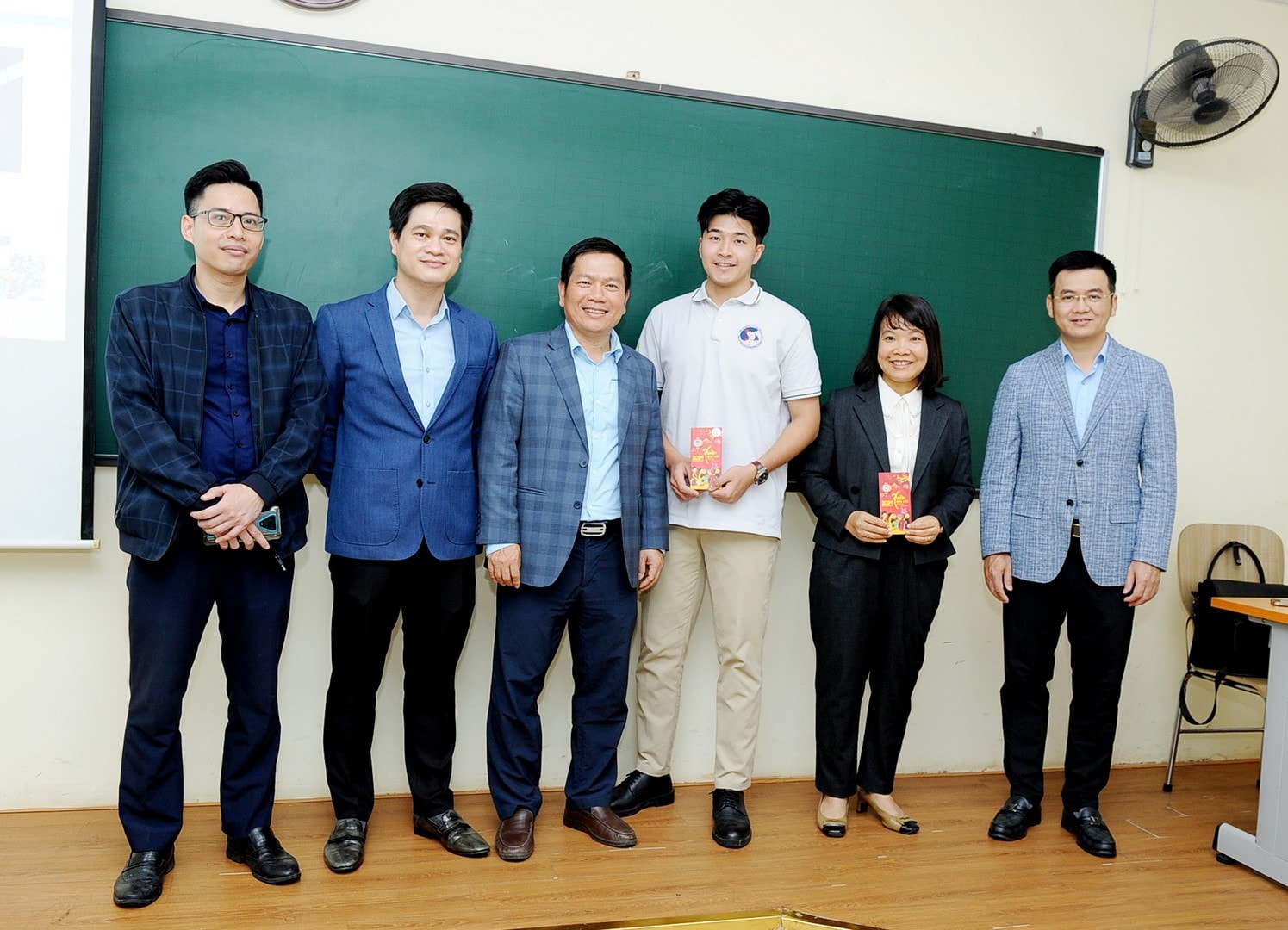 Sinh viên, giảng viên hào hứng nhận lì xì khi quay trở lại trường sau kỳ nghỉ Tết -0