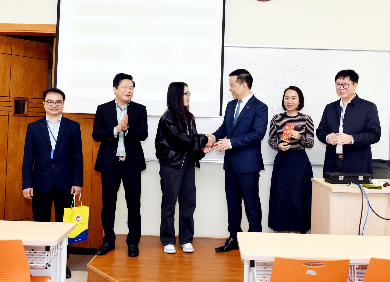 Sinh viên, giảng viên hào hứng nhận lì xì khi quay trở lại trường sau kỳ nghỉ Tết -0