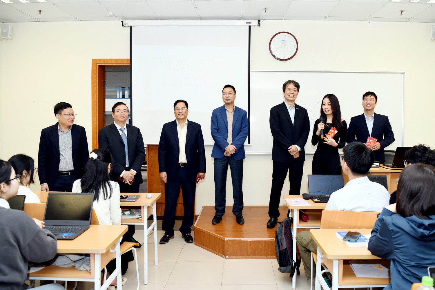 Sinh viên, giảng viên hào hứng nhận lì xì khi quay trở lại trường sau kỳ nghỉ Tết -0