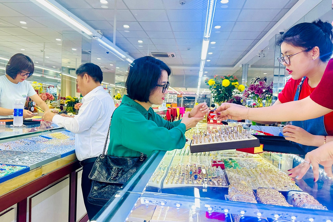 TP. Hồ Chí Minh : Số ít tiệm vàng có khách mua dịp vía Thần Tài -0