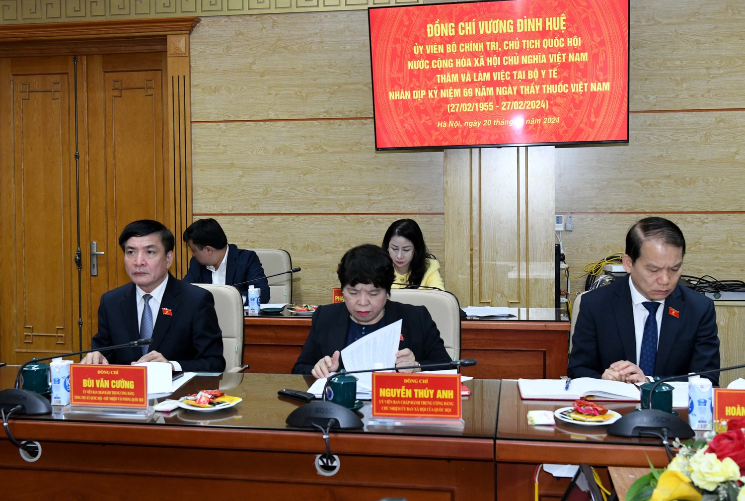 Chủ tịch Quốc hội Vương Đình Huệ thăm và làm việc với Bộ Y tế ảnh 4 Chủ tịch Quốc hội Vương Đình Huệ thăm và làm việc với Bộ Y tế -3