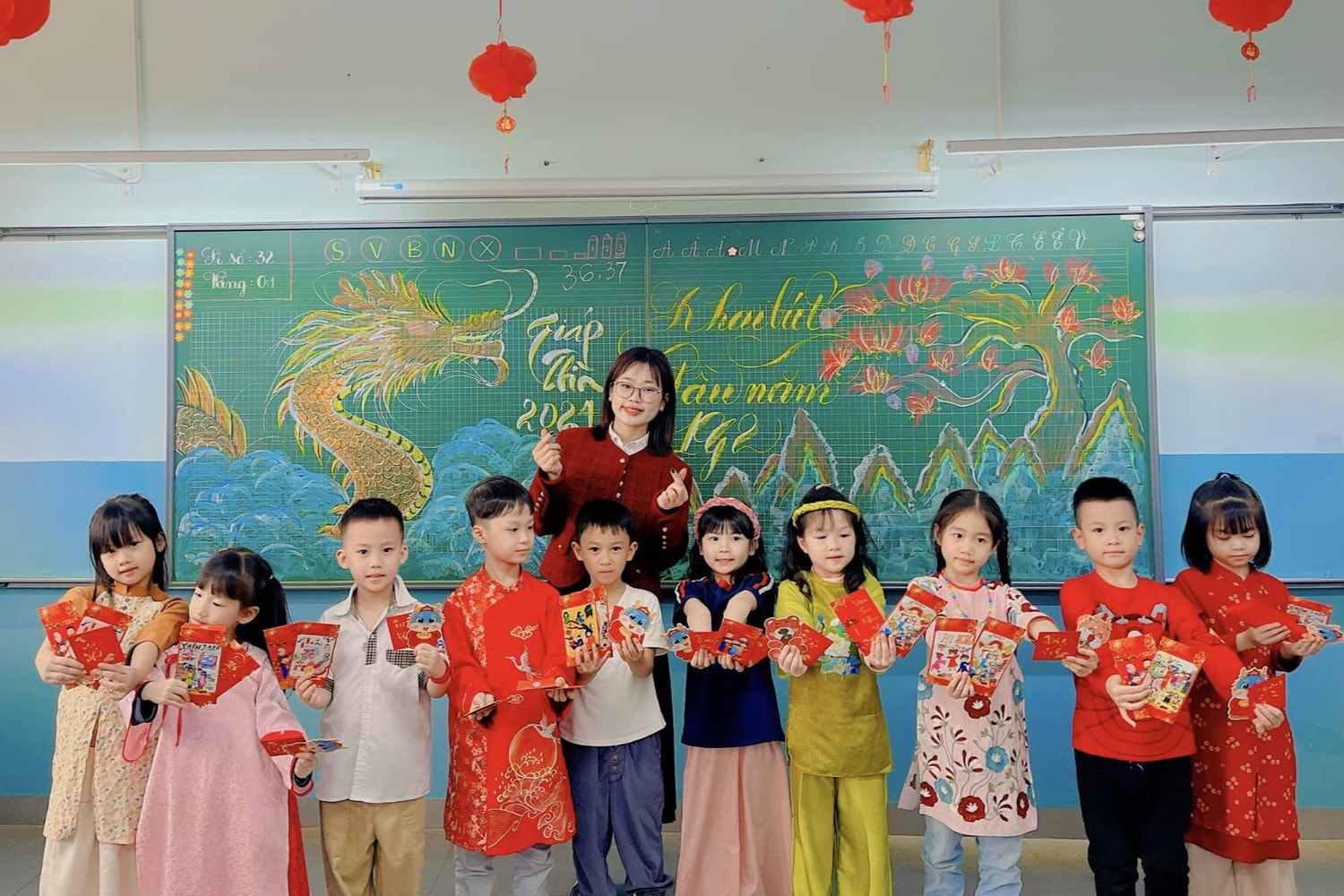 Nữ giáo viên 10X trang trí bảng phấn chào đón học trò trong buổi học đầu tiên năm mới Giáp Thìn -0