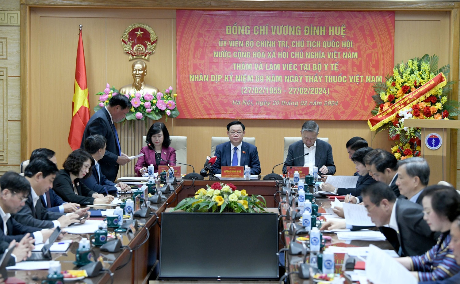 Chủ tịch Quốc hội Vương Đình Huệ thăm và làm việc với Bộ Y tế ảnh 6 Chủ tịch Quốc hội Vương Đình Huệ thăm và làm việc với Bộ Y tế -6