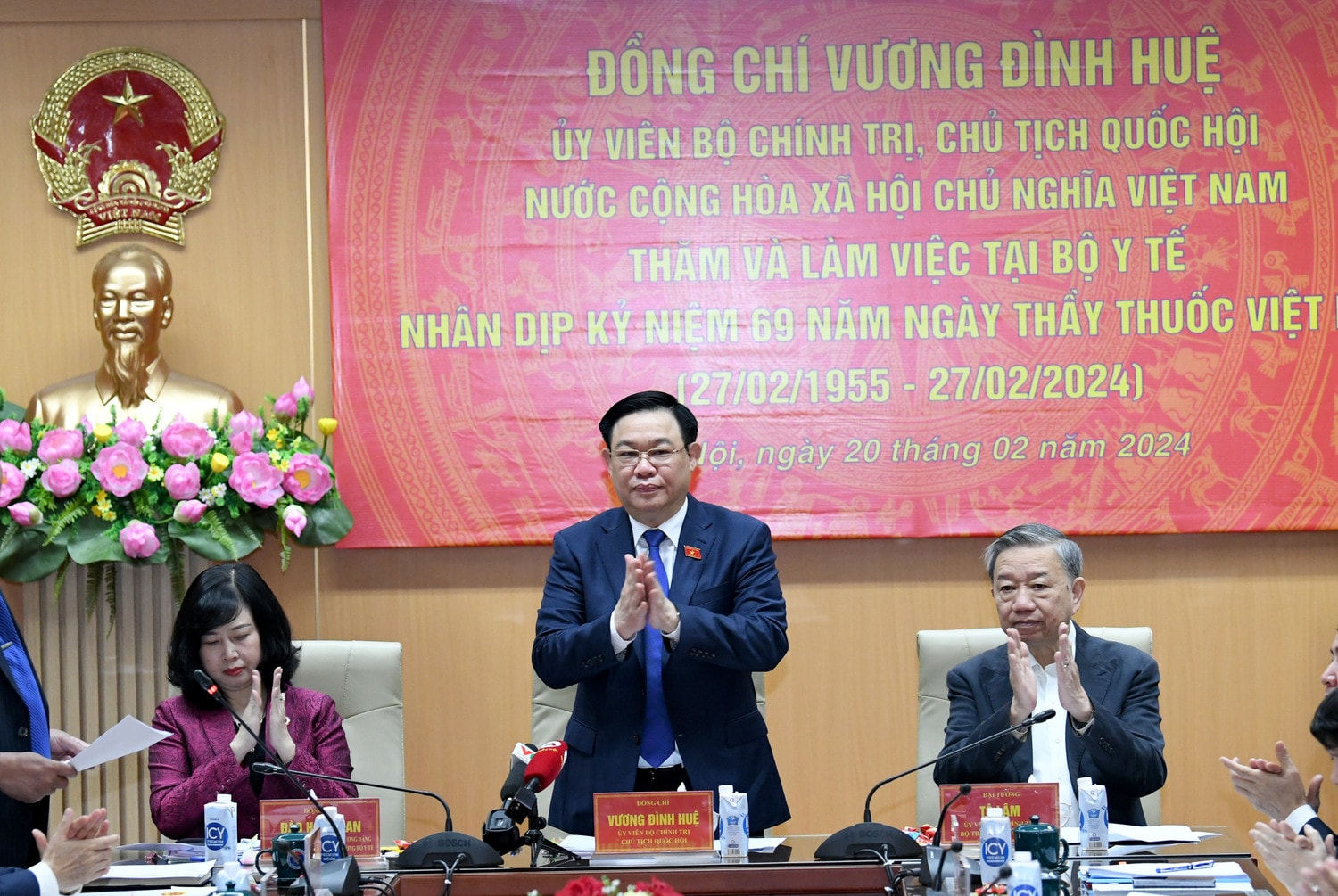 Chủ tịch Quốc hội Vương Đình Huệ thăm và làm việc với Bộ Y tế ảnh 2 Chủ tịch Quốc hội Vương Đình Huệ thăm và làm việc với Bộ Y tế -1