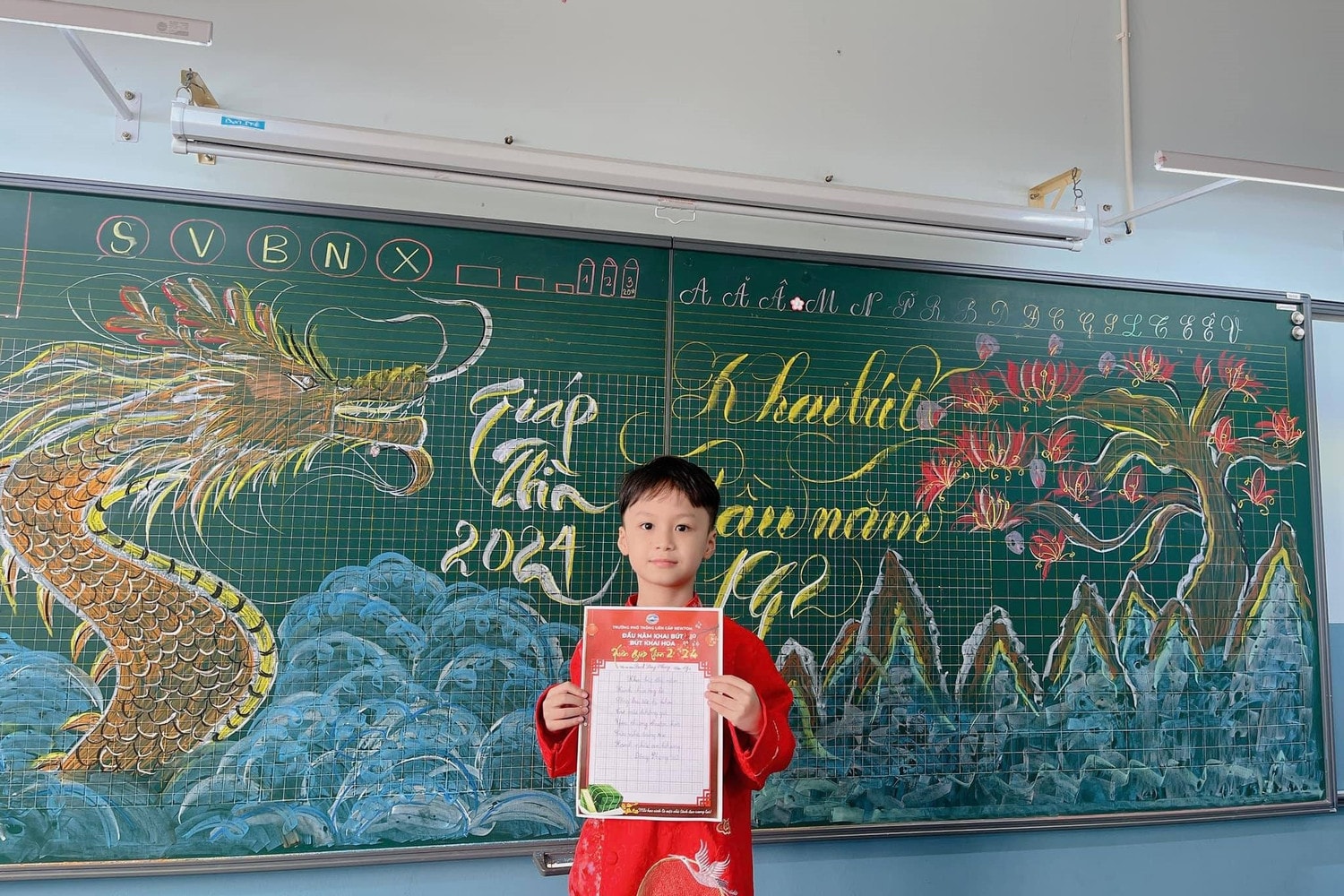 Nữ giáo viên 10X trang trí bảng phấn chào đón học trò trong buổi học đầu tiên năm mới Giáp Thìn -0