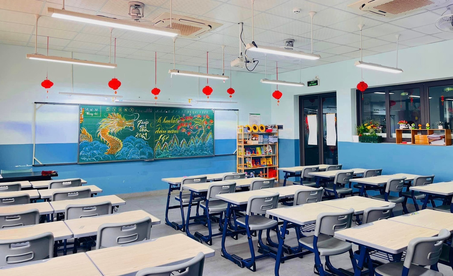 Nữ giáo viên 10X trang trí bảng phấn chào đón học trò trong buổi học đầu tiên năm mới Giáp Thìn -0
