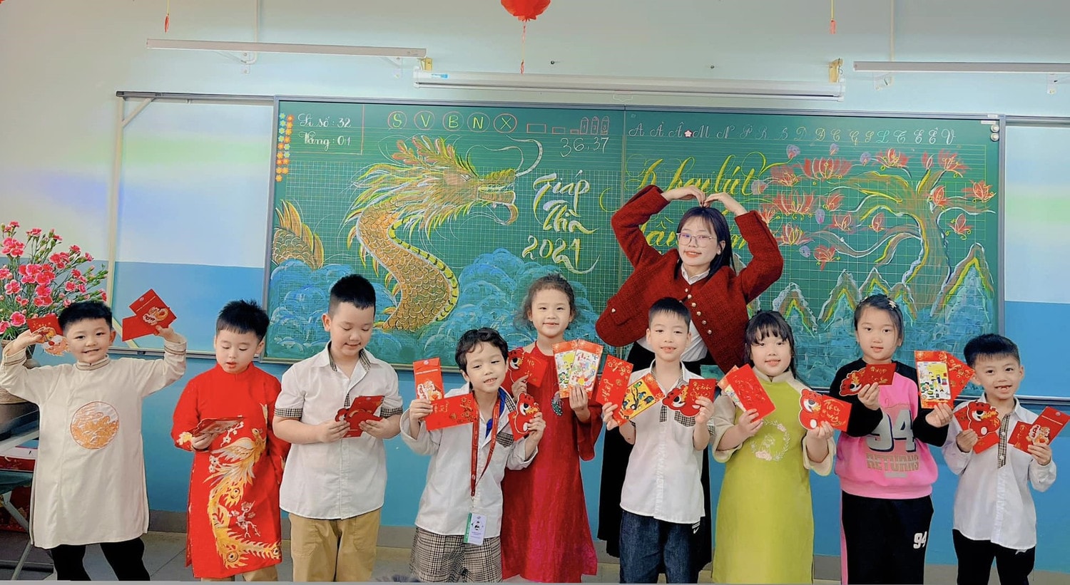 Nữ giáo viên 10X trang trí bảng phấn chào đón học trò trong buổi học đầu tiên năm mới Giáp Thìn -0