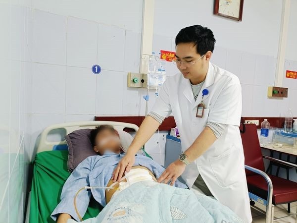 Nuốt phải tăm tre, nam bệnh nhân 19 tuổi thủng ruột -0