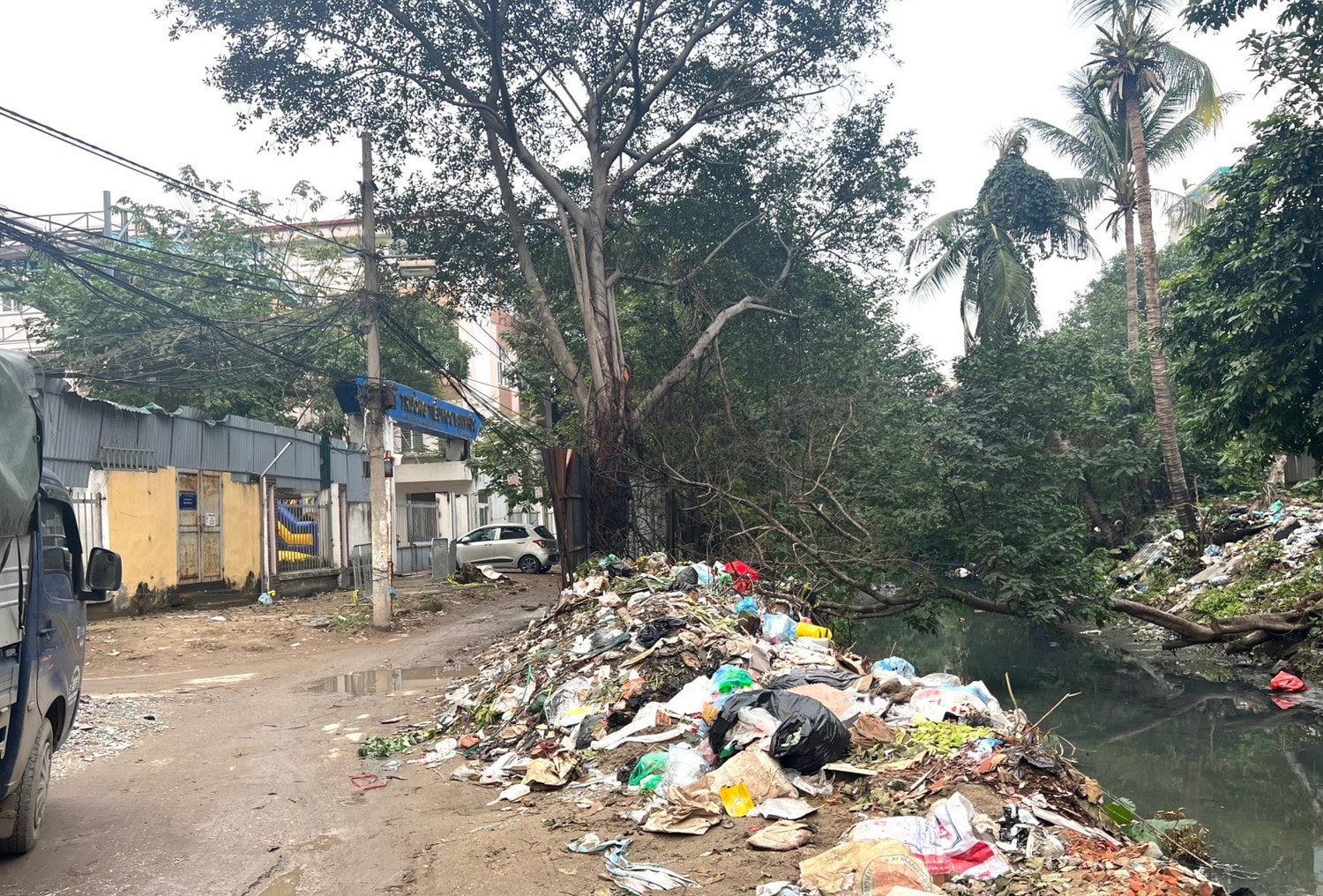 Quận Ba Đình: Rác thải bủa vây trường học -0