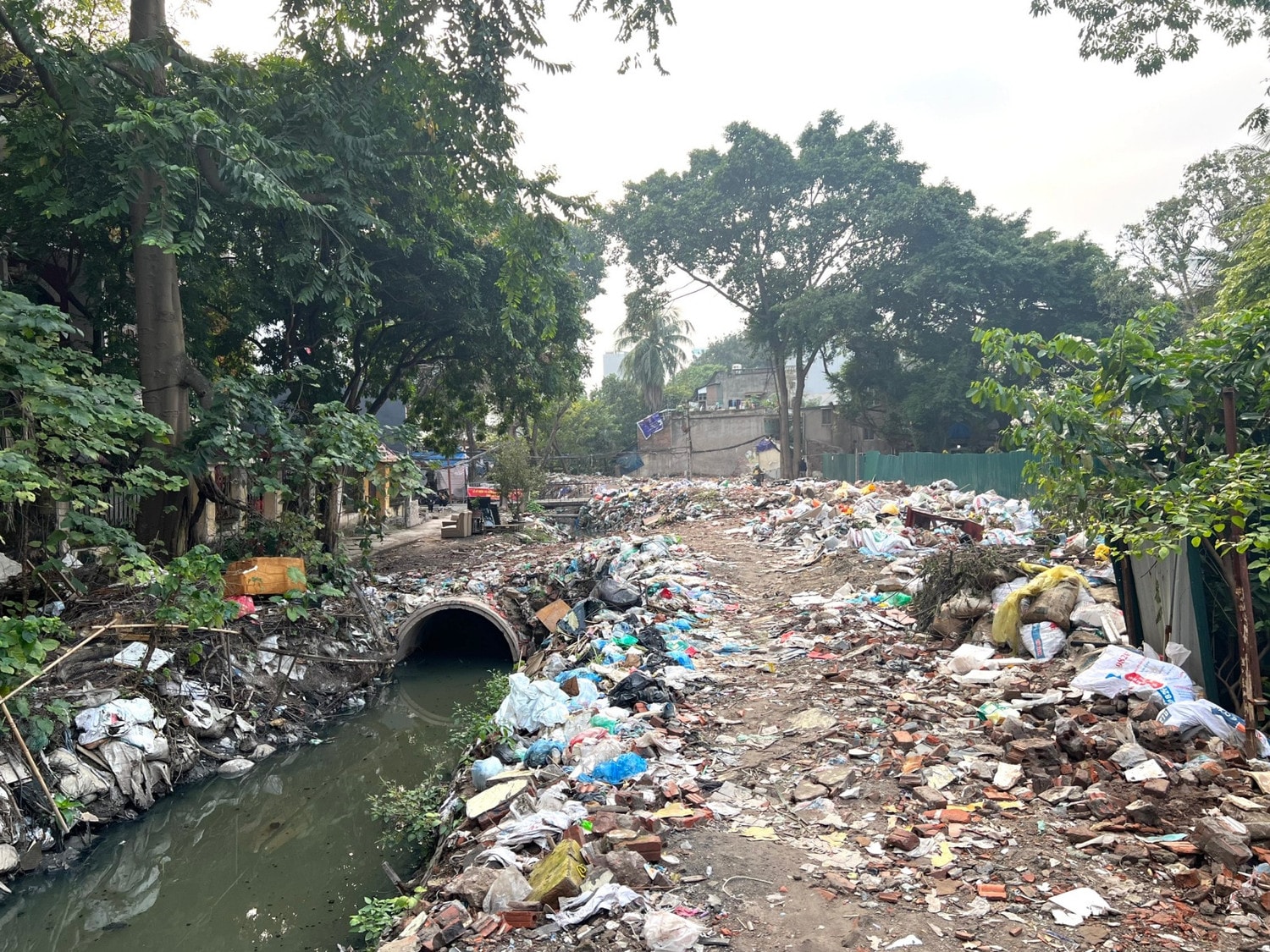 Quận Ba Đình: Rác thải bủa vây trường học -0