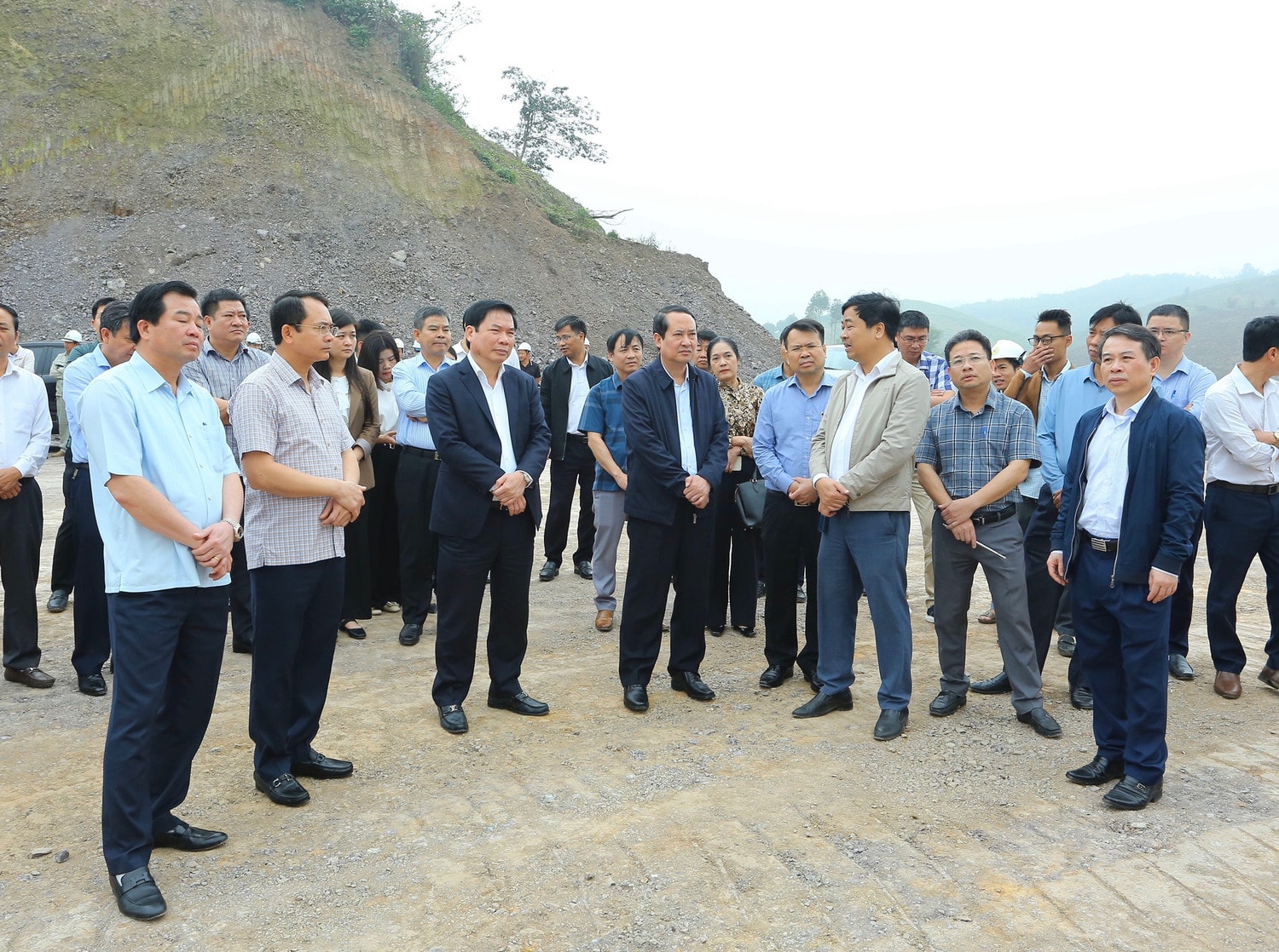 Đoàn công tác kiểm tra tiến độ Dự án xây dựng tuyến đường Đông - Tây tỉnh Ninh Bình (giai đoạn I) Kiểm tra, động viên sản xuất tại một số doanh nghiệp đầu xuân Giáp Thìn 2024 -0