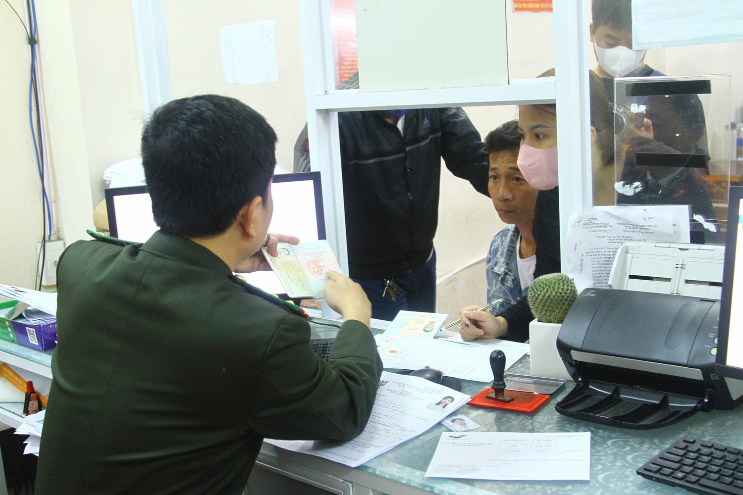 Quảng Bình: Nhu cầu xuất nhập cảnh tăng cao sau kỳ nghỉ Tết -0