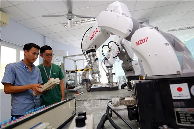 Nhân lực có kỹ năng về công nghệ thông tin sẽ có cơ hội làm việc tốt ở mọi ngành nghề . Nguồn: ITN