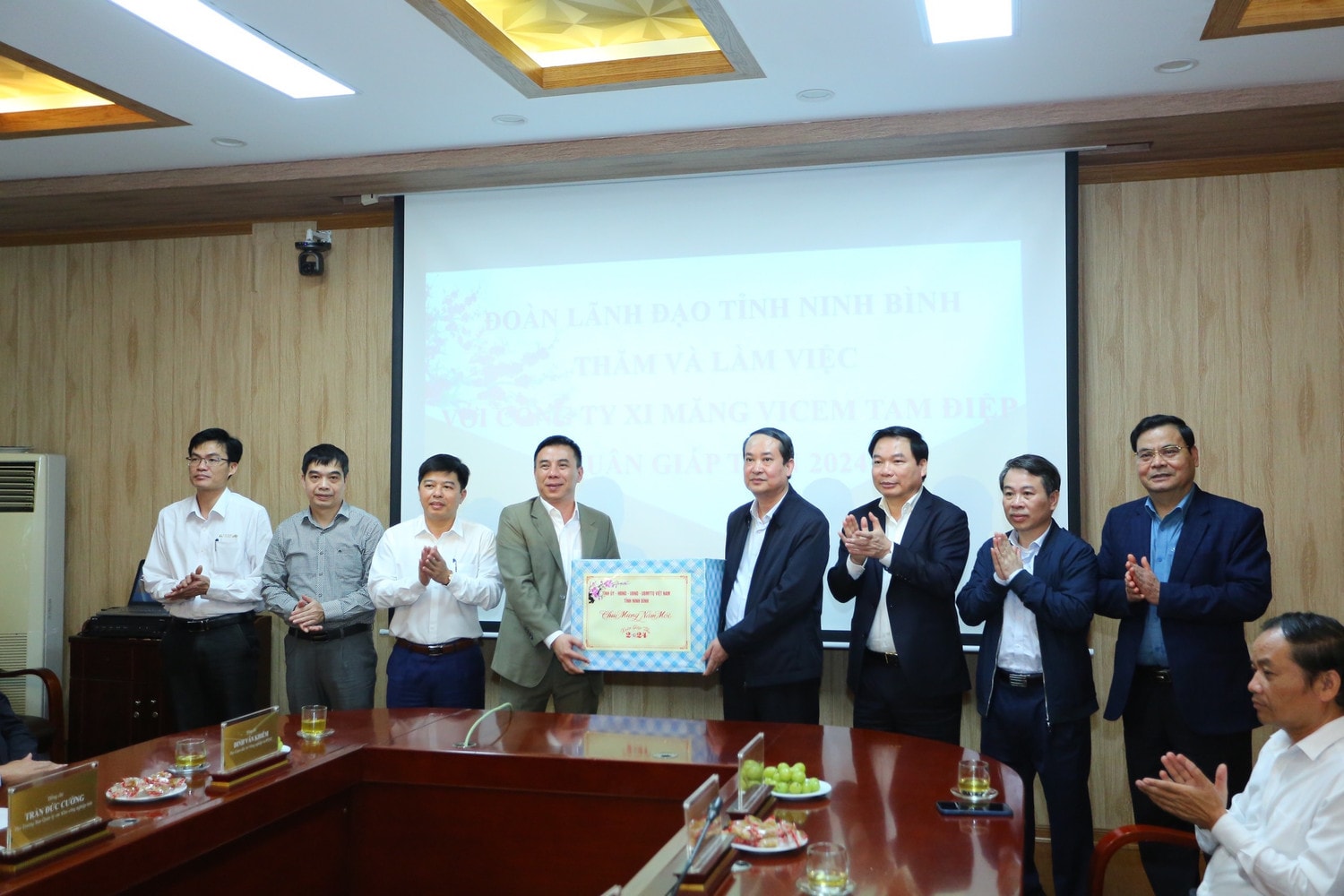 Đoàn trao quà động viên cán bộ, công nhân, người lao động Công ty TNHH MTV xi măng VICEM Tam Điệp Kiểm tra, động viên sản xuất tại một số doanh nghiệp đầu xuân Giáp Thìn 2024 -0