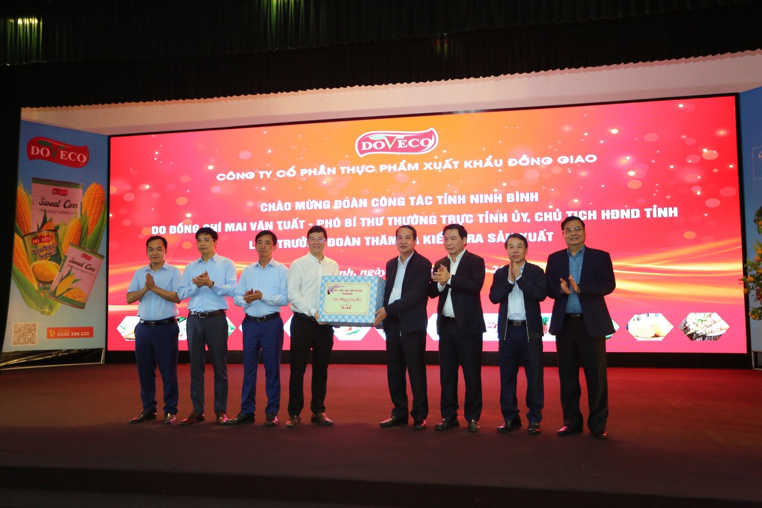 Phó Bí thư Thường trực Tỉnh ủy, Chủ tịch HĐND tỉnh Mai Văn Tuất và các thành viên trong Đoàn trao quà động viên cán bộ, công nhân, người lao động Công ty cổ phần Thực phẩm xuất khẩu Đồng Giao Kiểm tra, động viên sản xuất tại một số doanh nghiệp đầu xuân Giáp Thìn 2024 -0