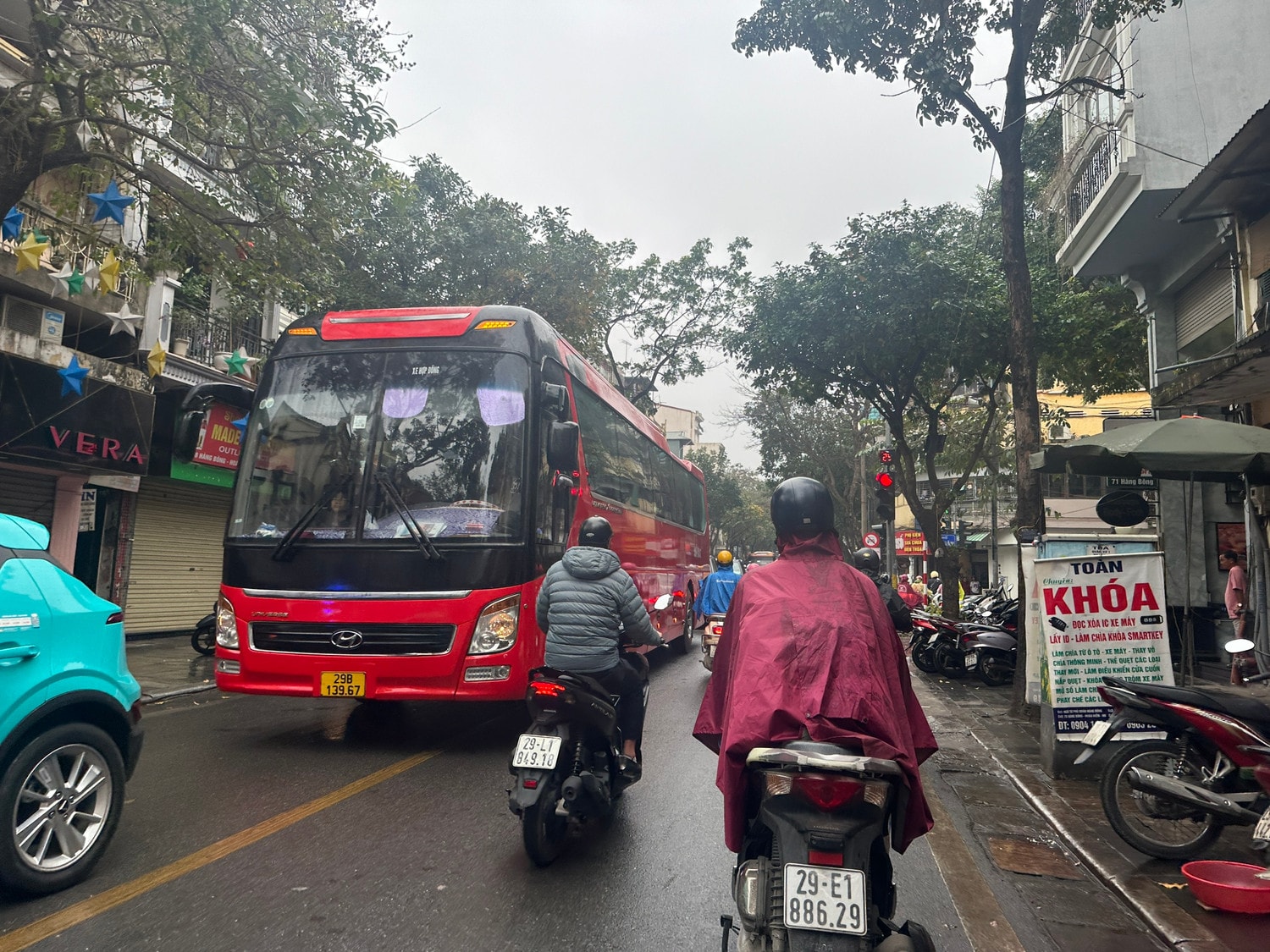 Khách sạn cho xe cỡ lớn đón khách gây ùn ứ phố Hàng Bông trong giờ cao điểm sáng -0