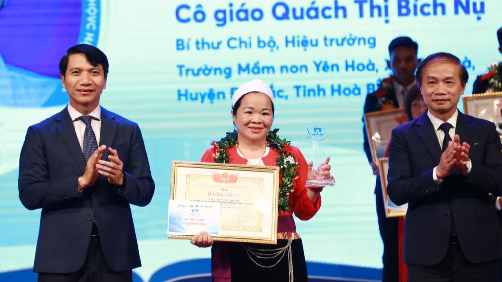 Cô giáo Quách Thị Bích Nụ: Hành trình 18 năm vững tay chèo vượt sông Đà đưa học trò đến lớp -0