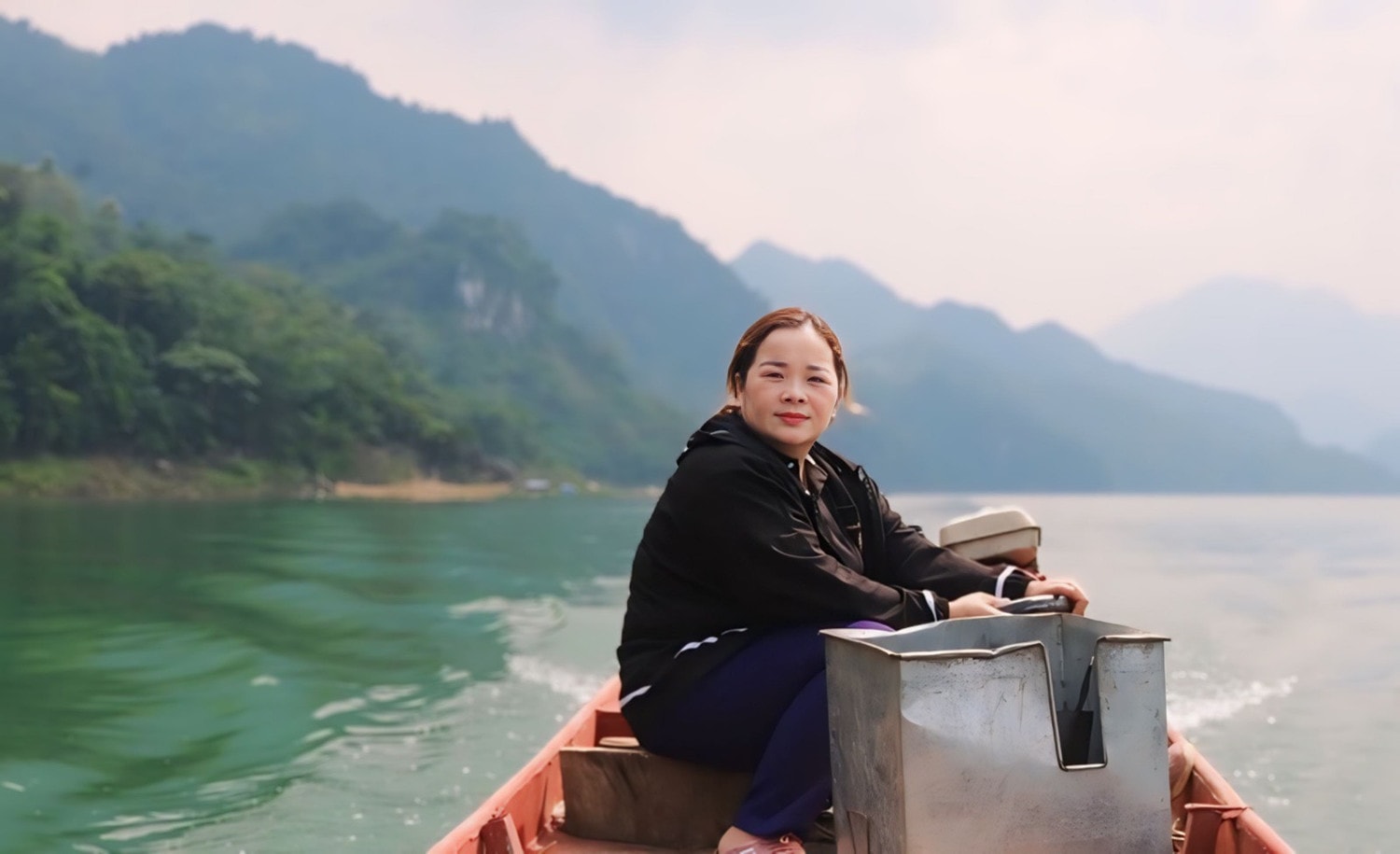 Cô giáo Quách Thị Bích Nụ: Hành trình 18 năm vững tay chèo vượt sông Đà đưa học trò đến lớp -0