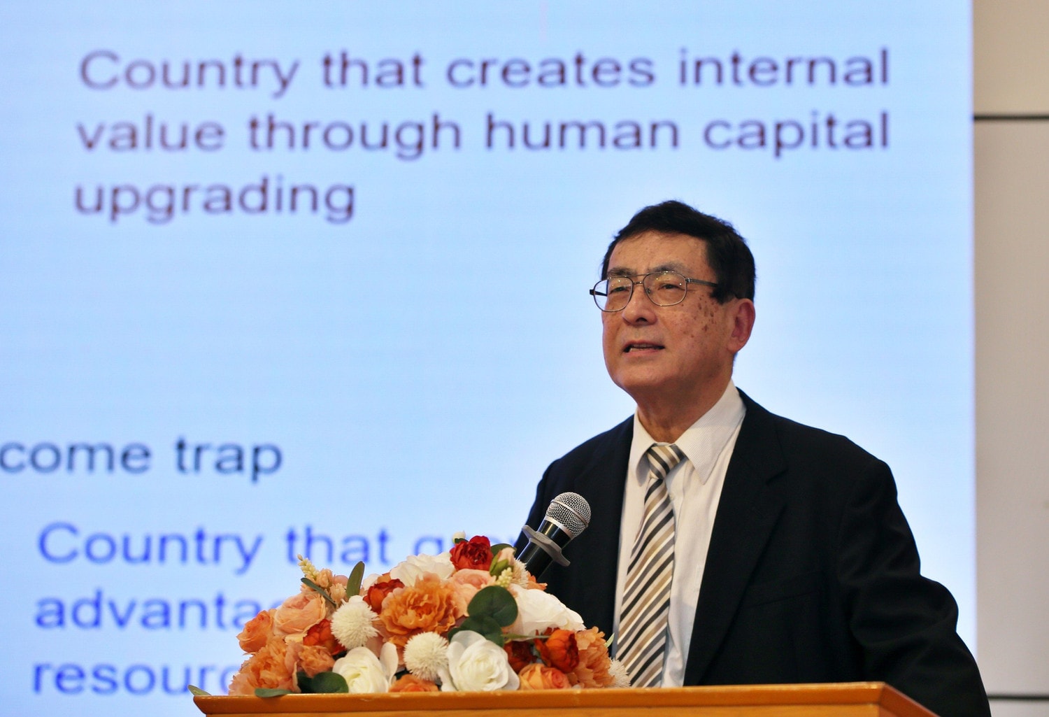 Các học giả, chuyên gia kinh tế trong và ngoài nước cùng tìm giải pháp để Việt Nam trở thành nước có thu nhập cao -0