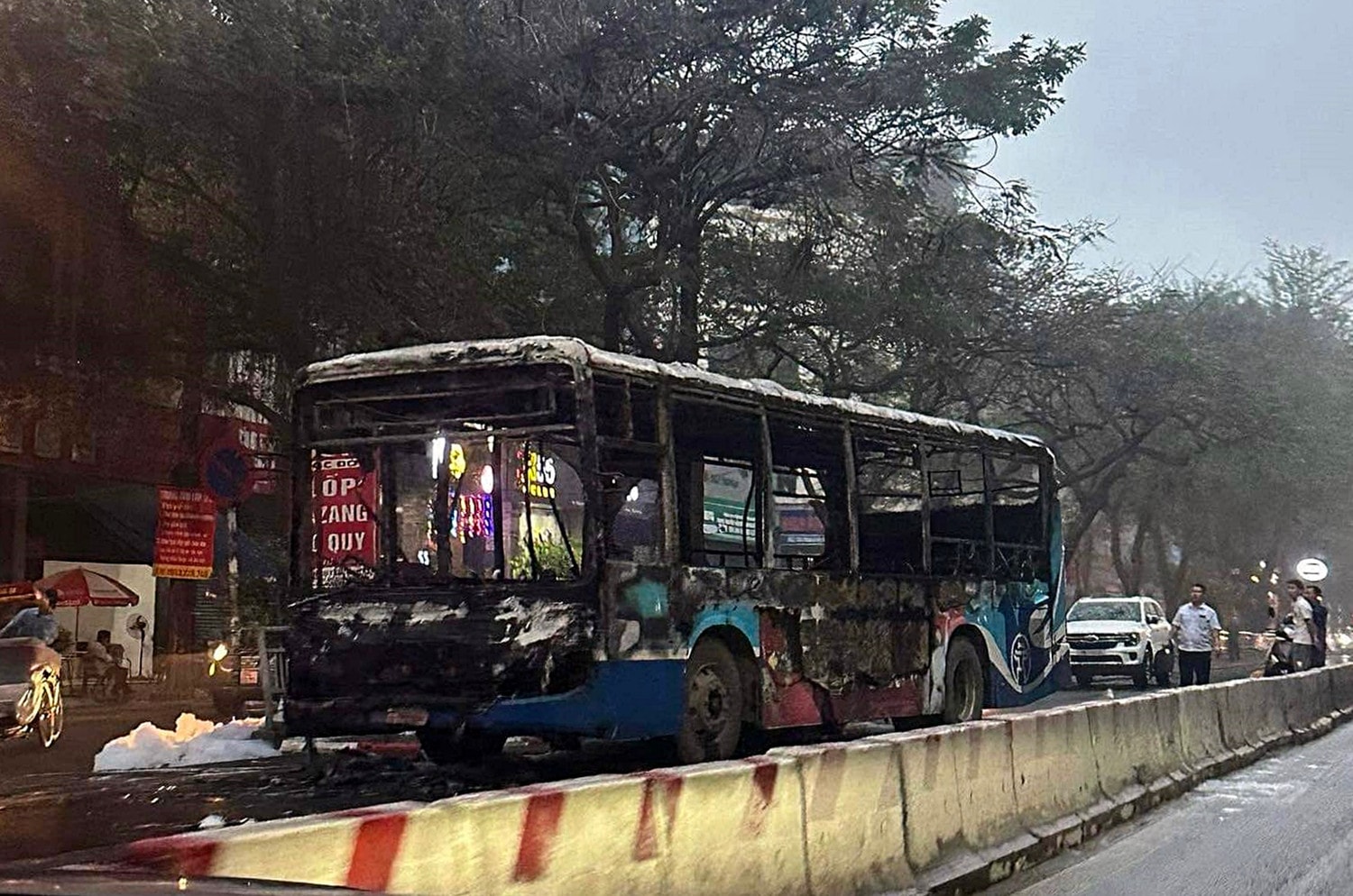 Hà Nội: Xe buýt cháy trơ khung lúc rạng sáng -0