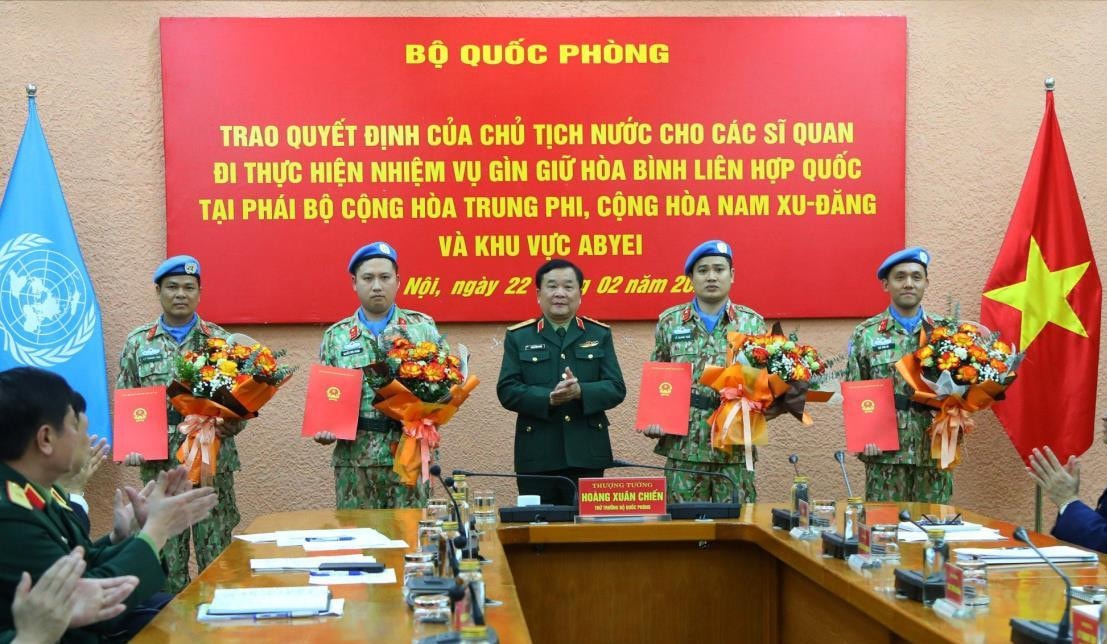 Trao Quyết định của Chủ tịch nước cho các sĩ quan gìn giữ hòa bình Liên hợp quốc -0