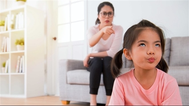 Bố mẹ nên có cách xử trí hợp tình hợp lý khi con nói dối (Ảnh: RC)