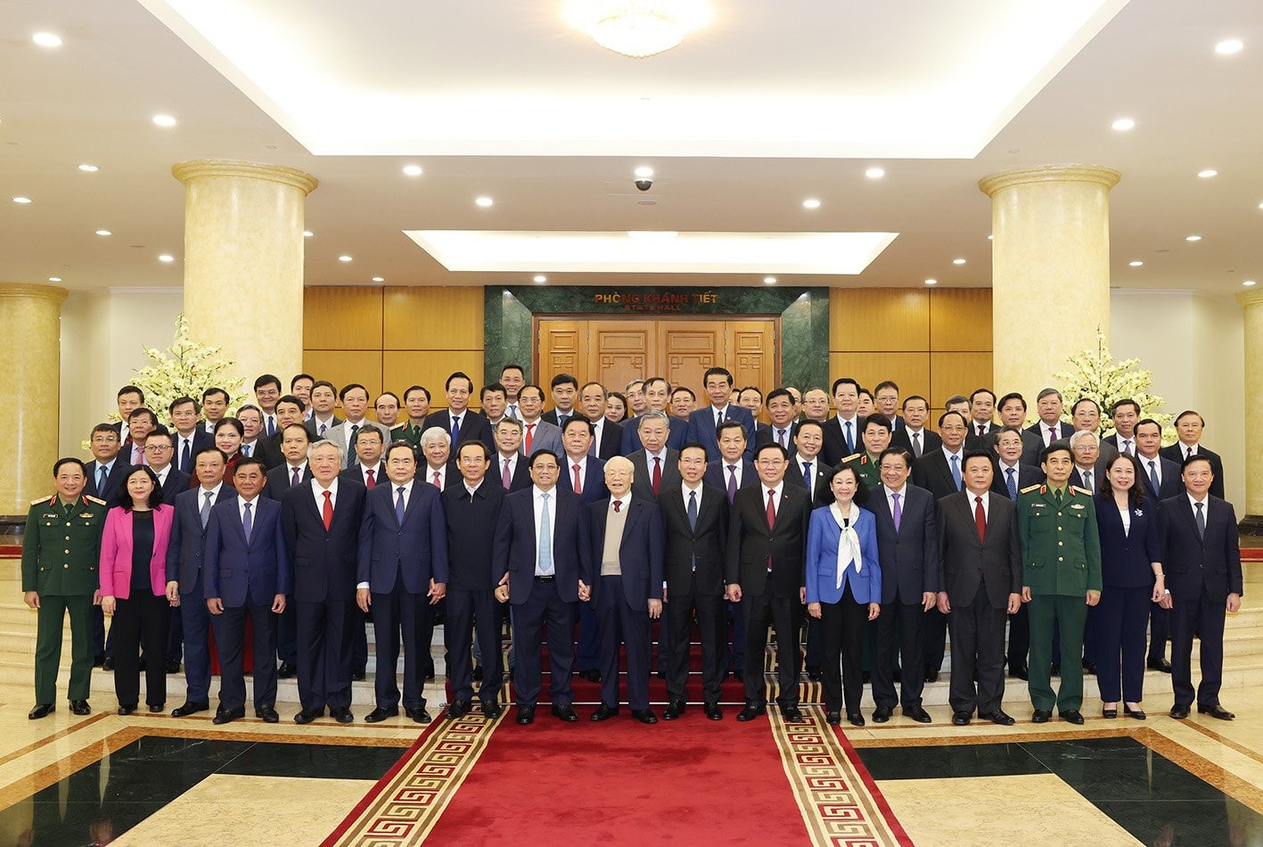 Kiên định hệ quan điểm chỉ đạo mang tính nguyên tắc, kết hợp khoa học giữa nền tảng tư tưởng, mục tiêu lý tưởng, đường lối của Đảng với tinh thần không ngừng đổi mới, sáng tạo, tuân theo quy luật khách quan -0