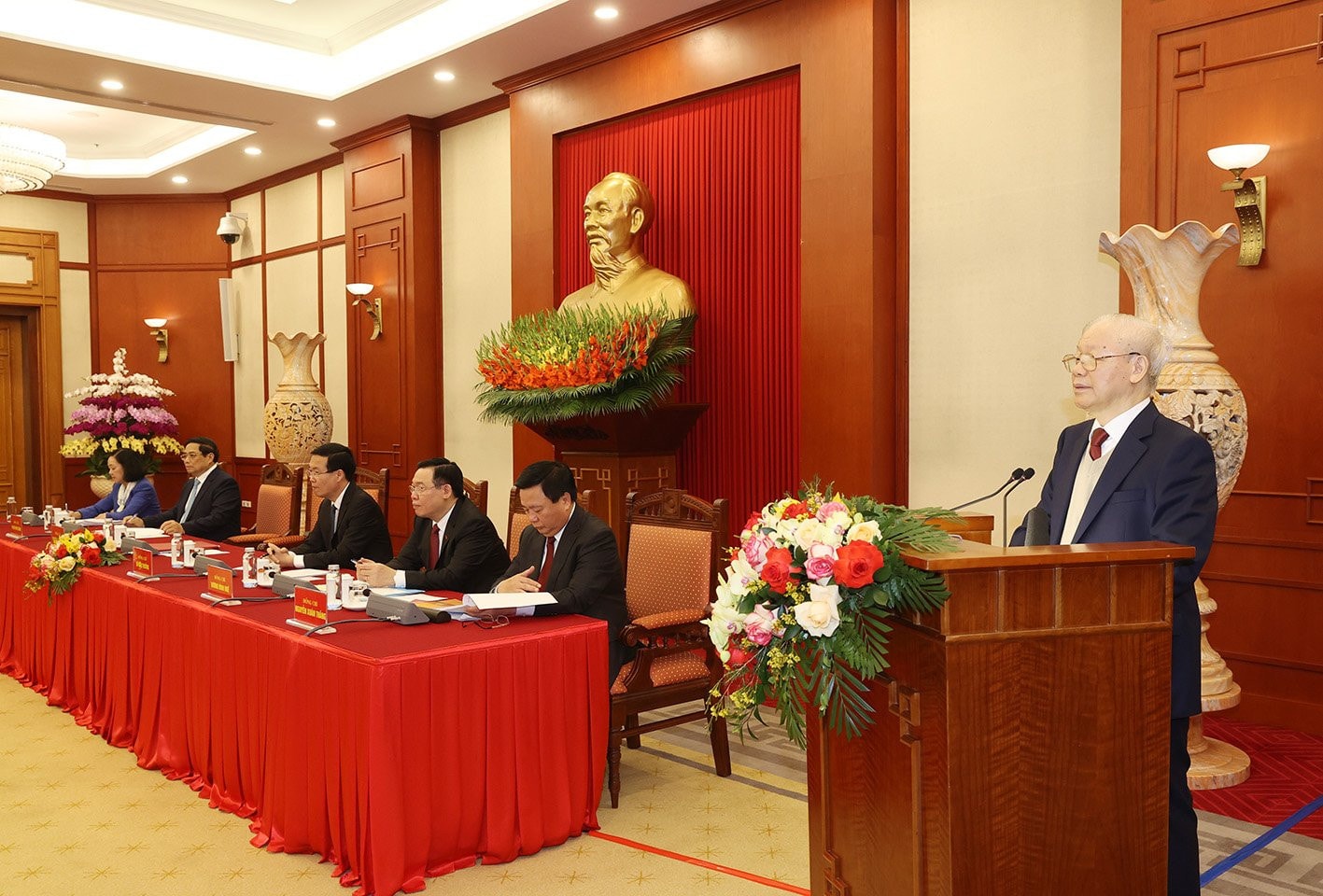Kiên định hệ quan điểm chỉ đạo mang tính nguyên tắc, kết hợp khoa học giữa nền tảng tư tưởng, mục tiêu lý tưởng, đường lối của Đảng với tinh thần không ngừng đổi mới, sáng tạo, tuân theo quy luật khách quan -0