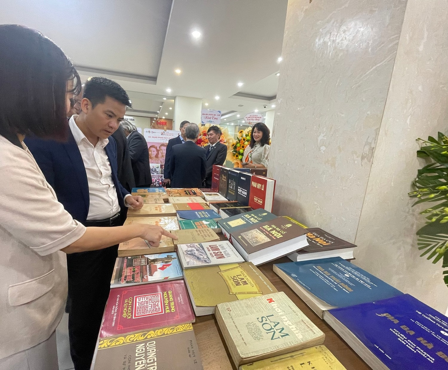 Ra mắt sách và triển lãm ảnh, công trình nghiên cứu của GS.NGND. Phan Huy Lê -0