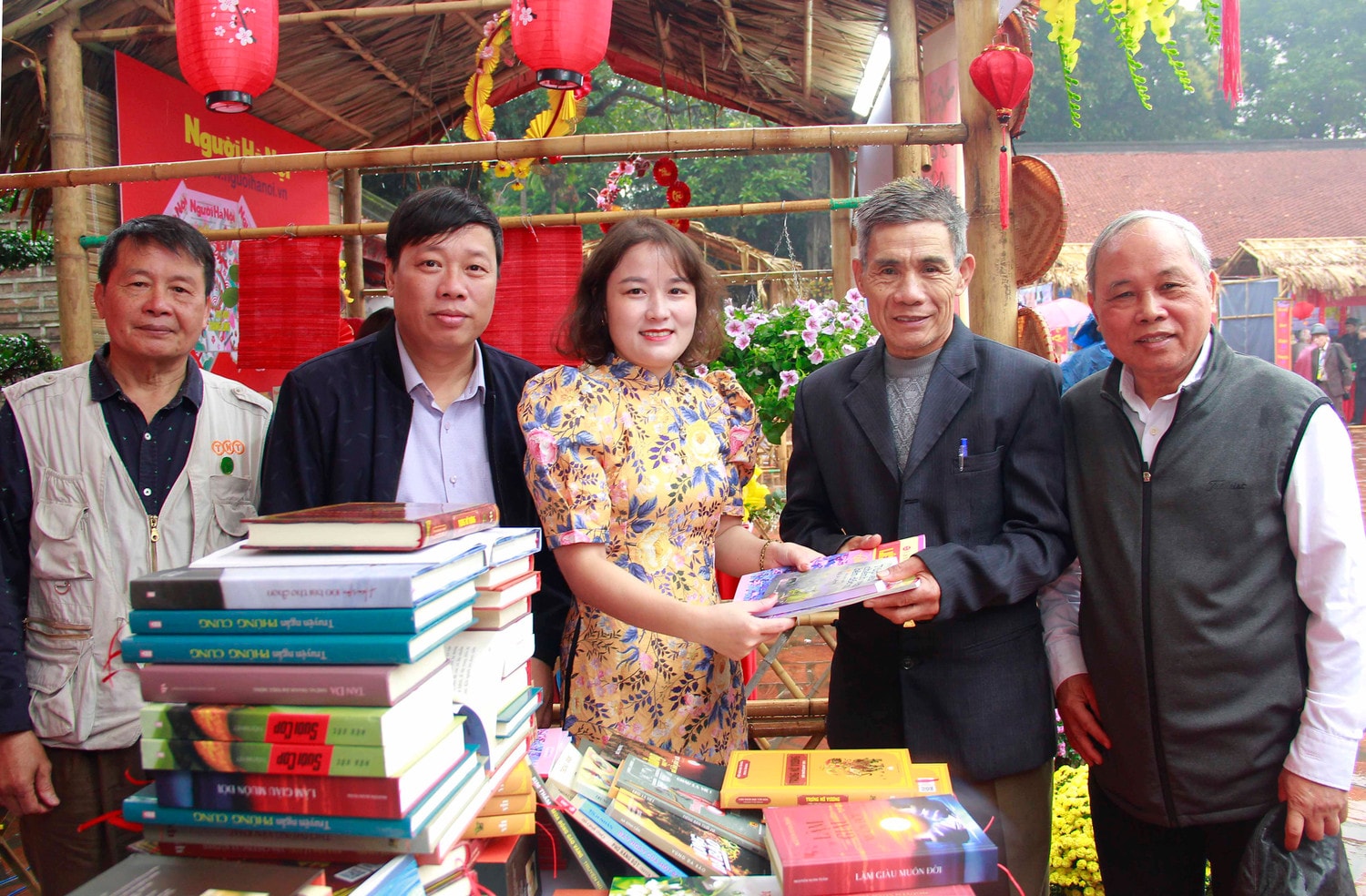 Đại diện doanh nghiệp - hợp tác xã Viện nghiên cứu thuộc Liên minh Quốc gia và Nhà văn Phùng Văn Khai trao tặng độc giả các tác phẩm văn học Đáp ứng nhu cầu thưởng thức văn học, nghệ thuật của các tầng lớp nhân dân Thủ đô Hà Nội -0