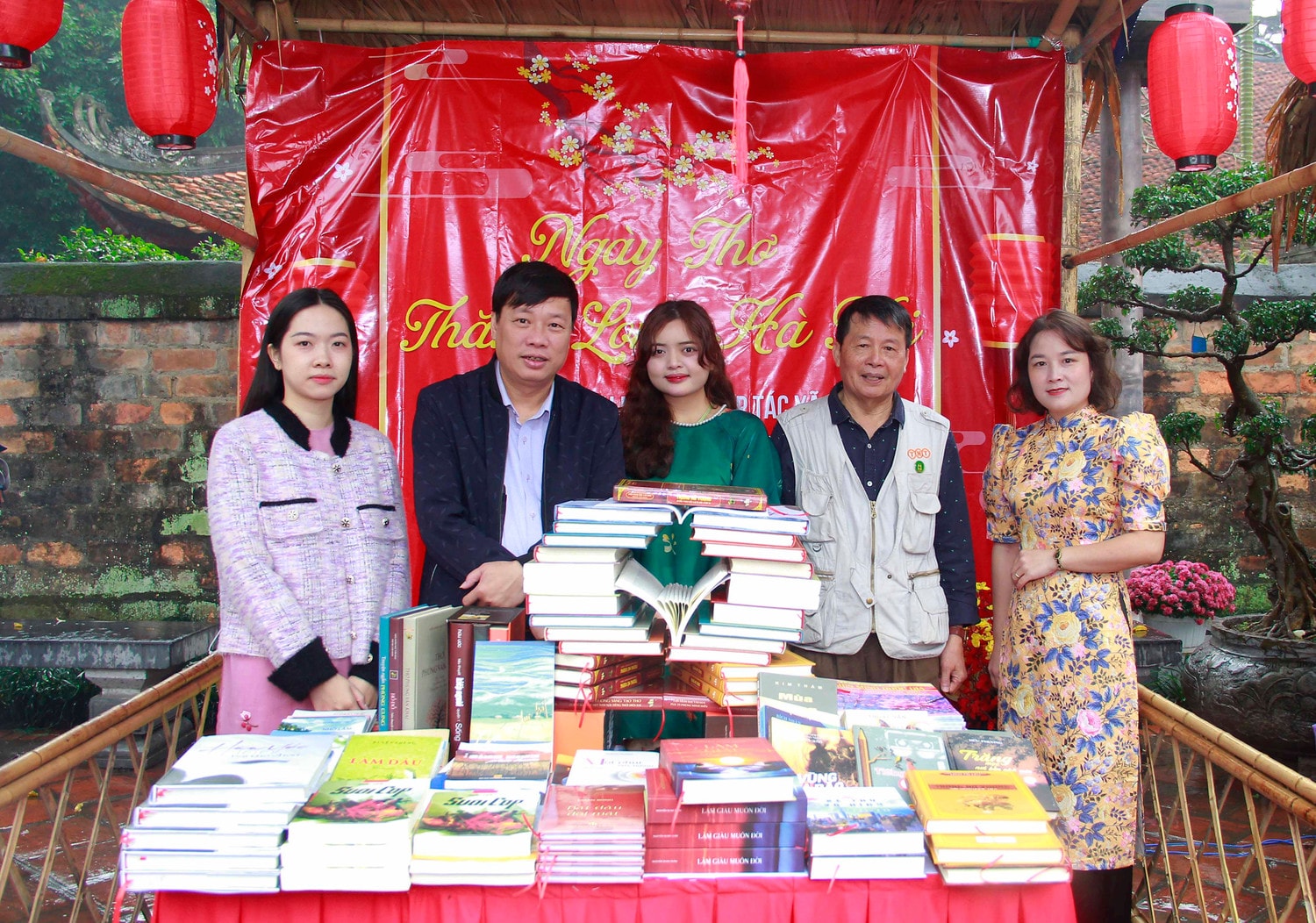 Nhà văn Phùng Văn Khai chụp hình lưu niệm cùng đại diện doanh nghiệp - hợp tác xã Viện nghiên cứu thuộc Liên minh Quốc gia Đáp ứng nhu cầu thưởng thức văn học, nghệ thuật của các tầng lớp nhân dân Thủ đô Hà Nội -0