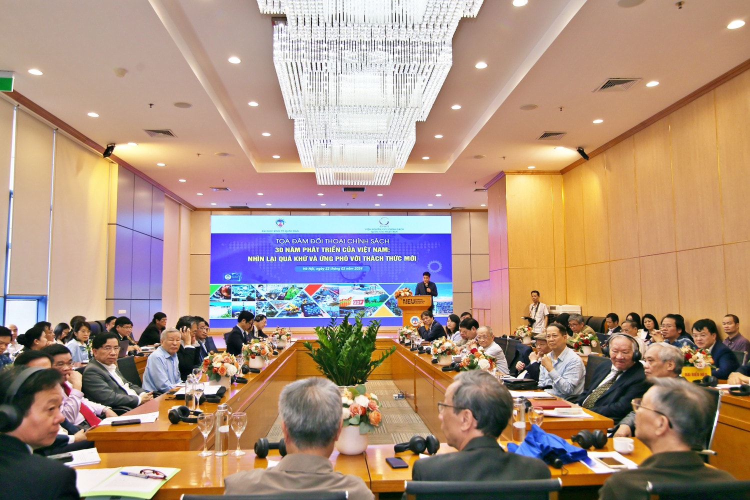 Quang cảnh tọa đàm Để đạt mục tiêu phát triển kinh tế cần linh hoạt về chính sách -0