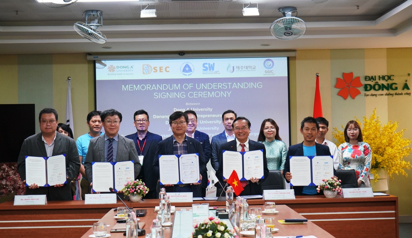 Trường Đại học Đông Á đạt được thỏa thuận hợp tác với các doanh nghiệp về phát triển nhân lực ngành công nghiệp bán dẫn, robot Trường đại học “bắt tay” doanh nghiệp để đón sóng đầu tư ngành công nghiệp bán dẫn -0