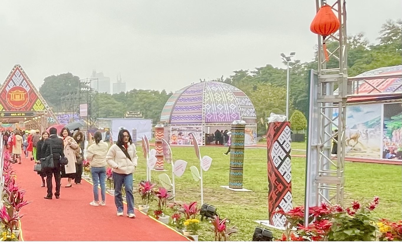 Từ bản lĩnh đến bản sắc nhà thơ