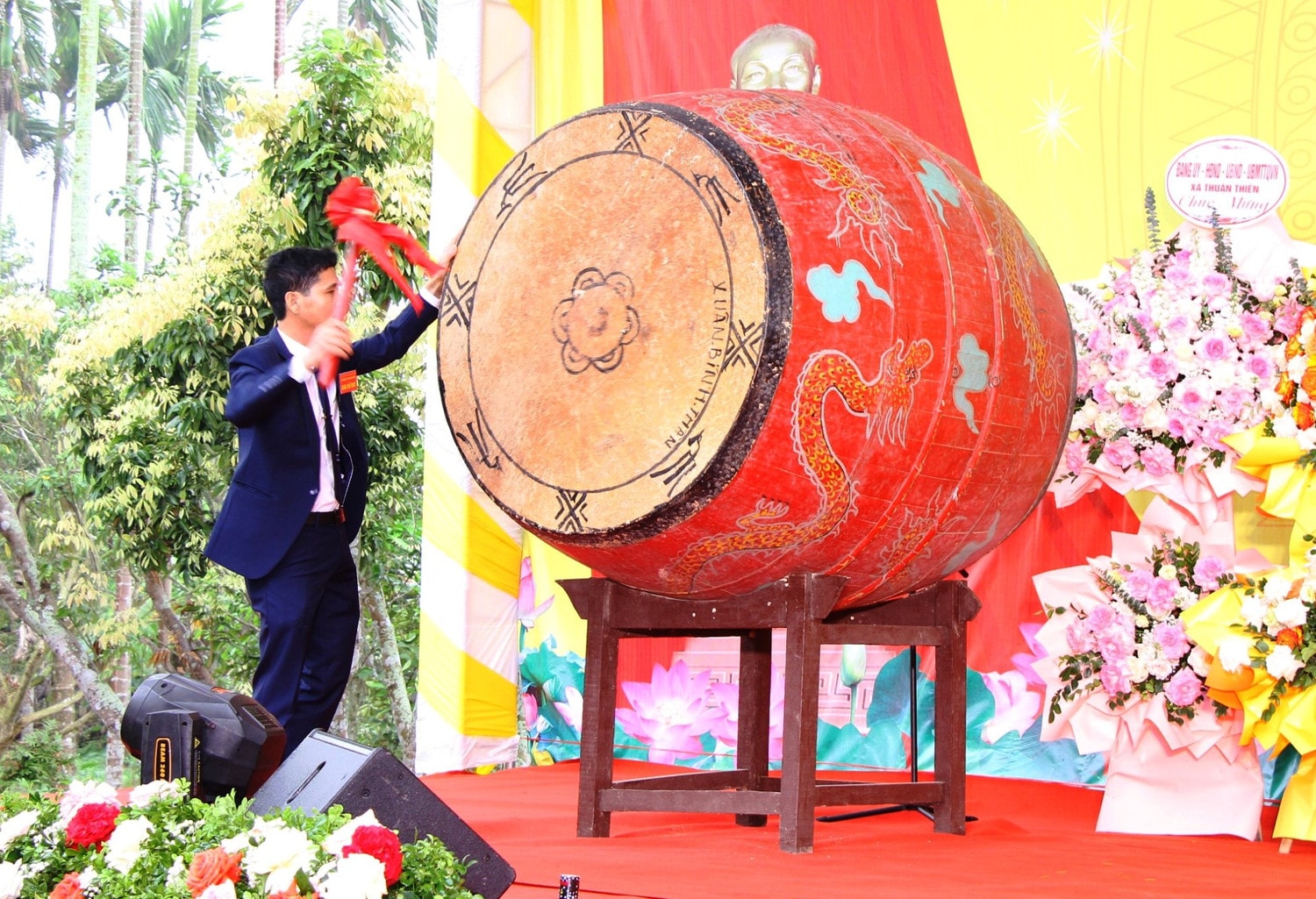 hp - đánh trống khai hội.jpg -0