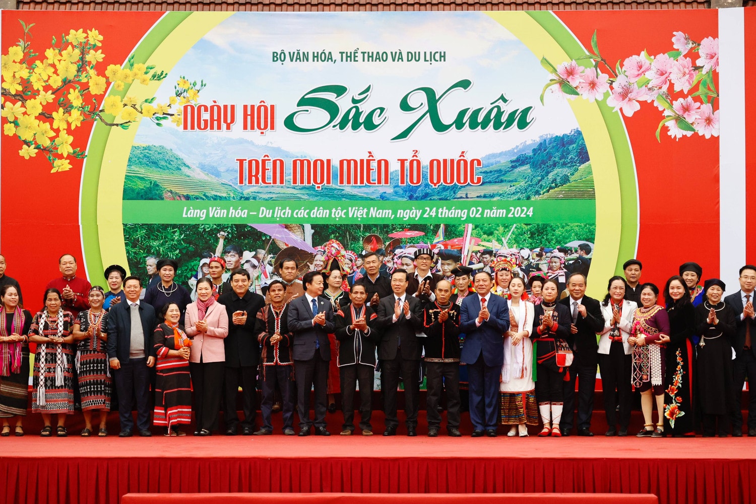 Chủ tịch nước Võ Văn Thưởng và các đại biểu chụp ảnh lưu niệm với đồng bào các dân tộc Chủ tịch nước Võ Văn Thưởng dự Ngày hội “Sắc xuân trên mọi miền Tổ quốc” -0