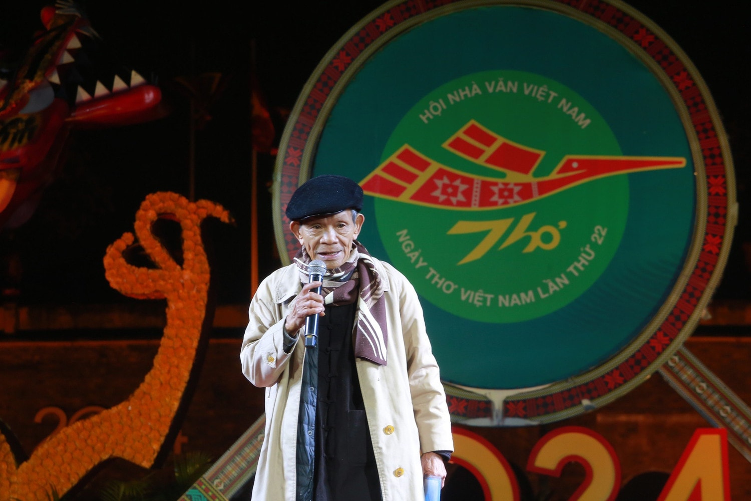 Tôn vinh vẻ đẹp của thi ca -0