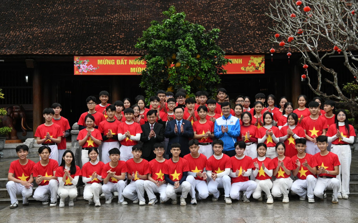 Chủ tịch Quốc hội Vương Đình Huệ dâng hương tưởng nhớ Chủ tịch Hồ Chí Minh tại Khu Di tích đặc biệt quốc gia Kim Liên -0