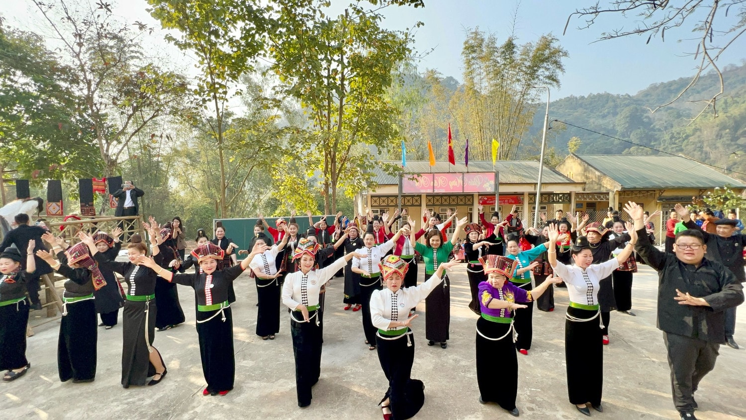 Tiết mục “Vũ điệu kết đoàn” do CLB văn hóa các dân tộc biểu diễn tại Trung tâm Học tập cộng đồng, TP. Sơn La