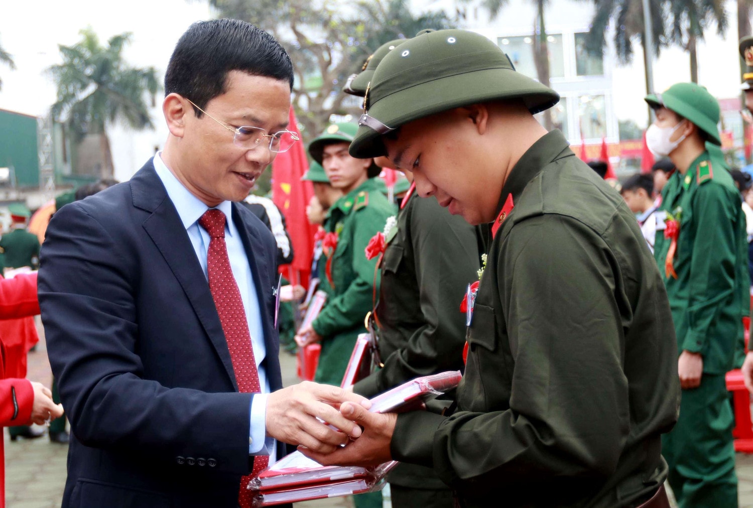 Lãnh đạo TP Hà Tĩnh tặng quà các tân binh Hà Tĩnh tổ chức lễ tiễn 1.500 thanh niên ưu tú lên đường nhập ngũ -0