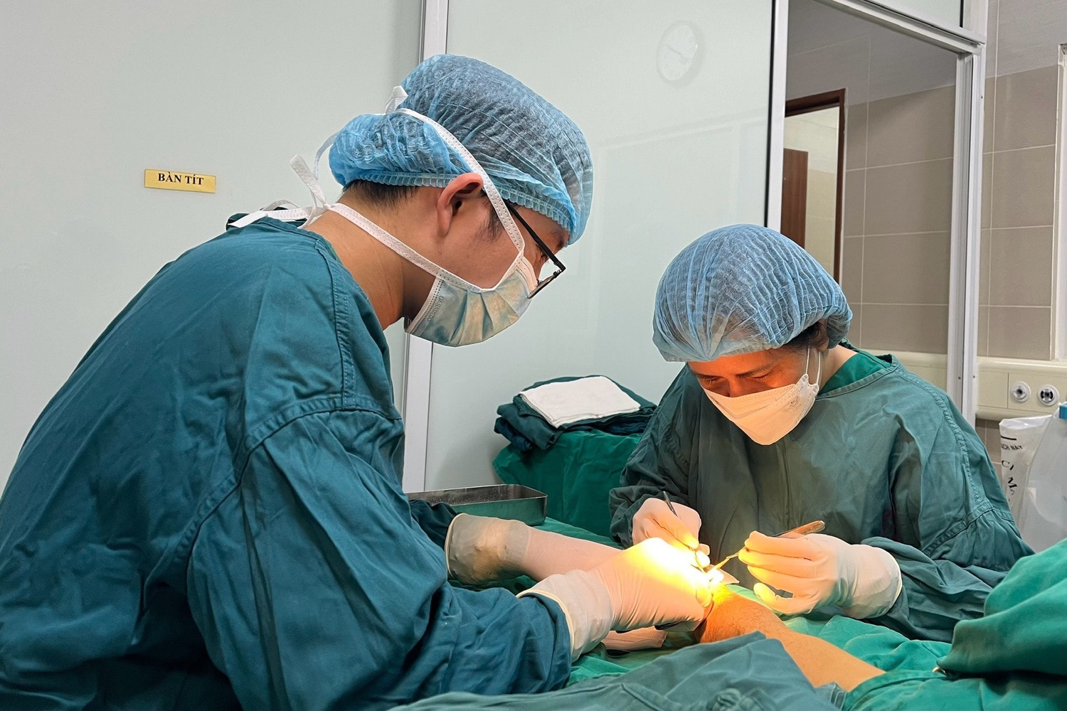 PGS.TS Phạm Thị Việt Dung: “Khi yêu nghề, kiến thức sẽ đến, kinh nghiệm đến, bệnh nhân đến, tiền và sự thành công cũng sẽ đến” -1