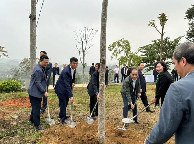 Vietcombank tham gia chương trình “Tri ân cội nguồn cách mạng” tại khu di tích lịch sử của ngành Ngân hàng -0