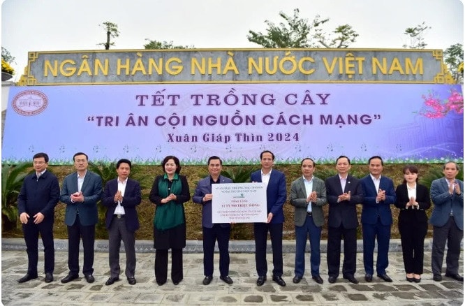 Vietcombank tham gia chương trình “Tri ân cội nguồn cách mạng” tại khu di tích lịch sử của ngành Ngân hàng -0