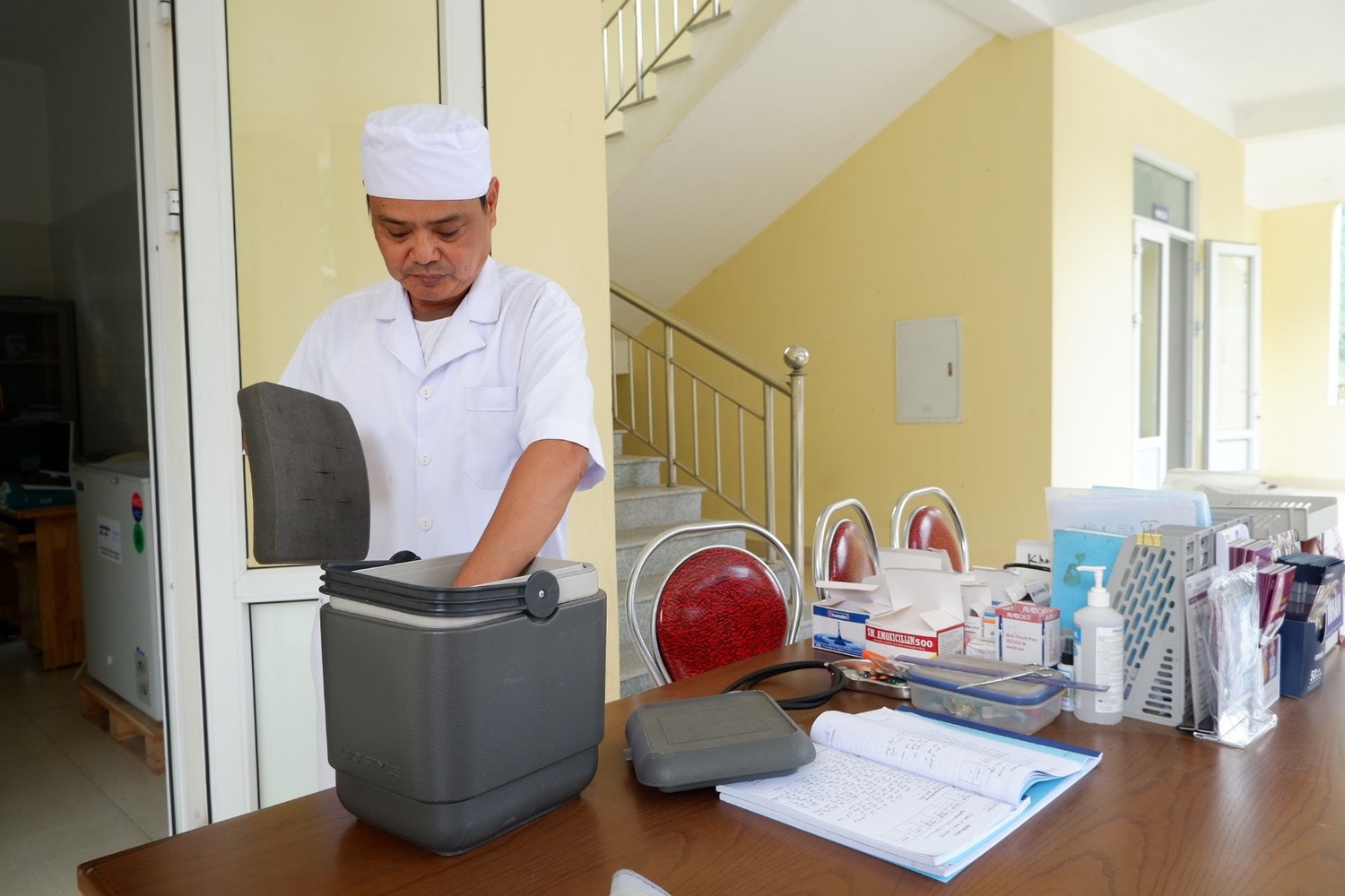 Chuyện bác sĩ vùng cao: Băng lũ đêm, vượt đèo sớm cứu người -0