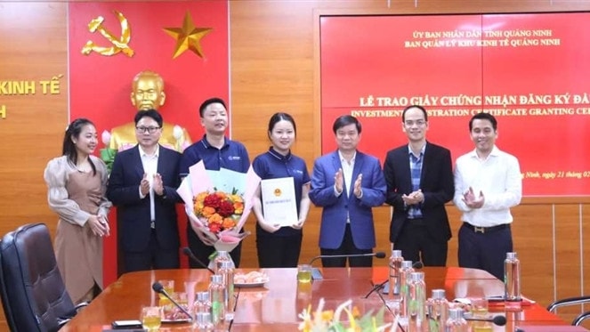 Lãnh đạo Ban Quản lý Khu kinh tế tỉnh trao giấy chứng nhận đầu tư cho đại diện Công ty Gokin Solar. Ảnh: Minh Toàn