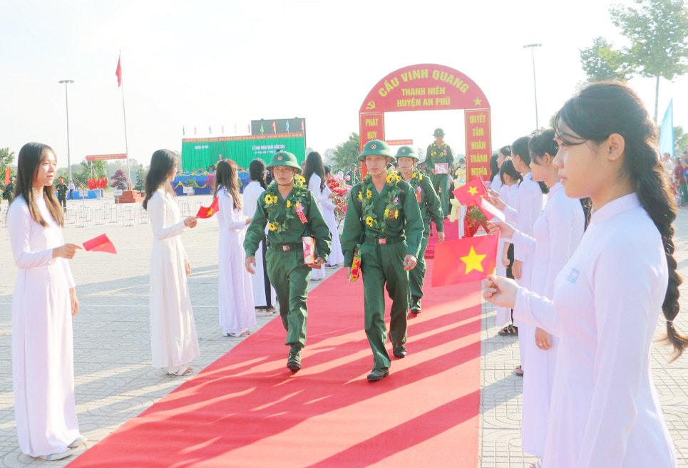 ĐBSCL: Hàng nghìn thanh niên miền Tây hăng hái lên đường thực hiện nghĩa vụ quân sự