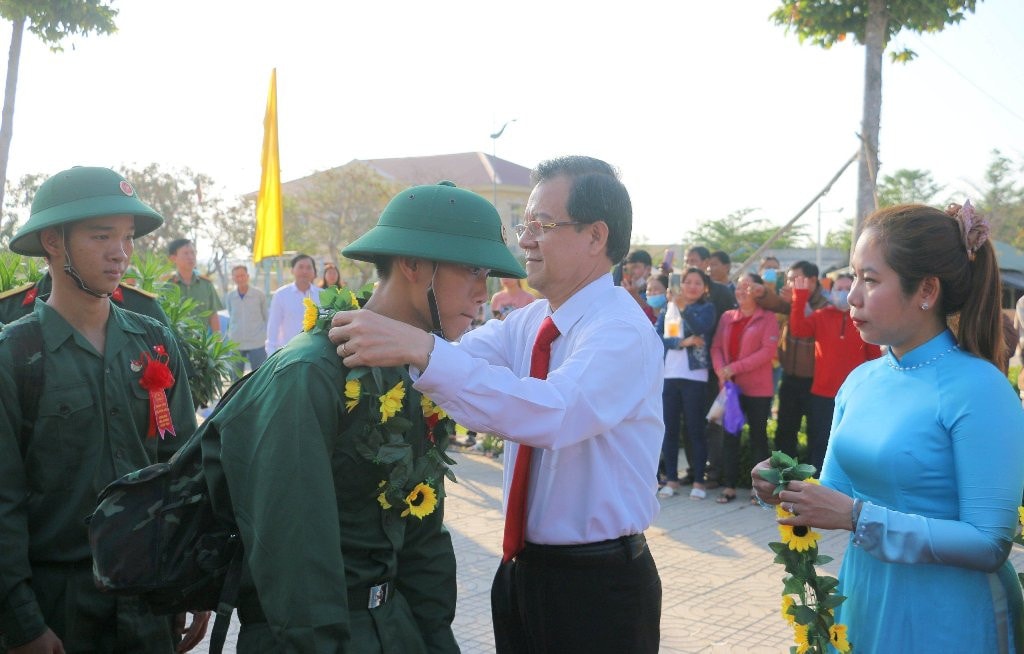 ĐBSCL: Hàng nghìn thanh niên miền Tây hăng hái lên đường thực hiện nghĩa vụ quân sự