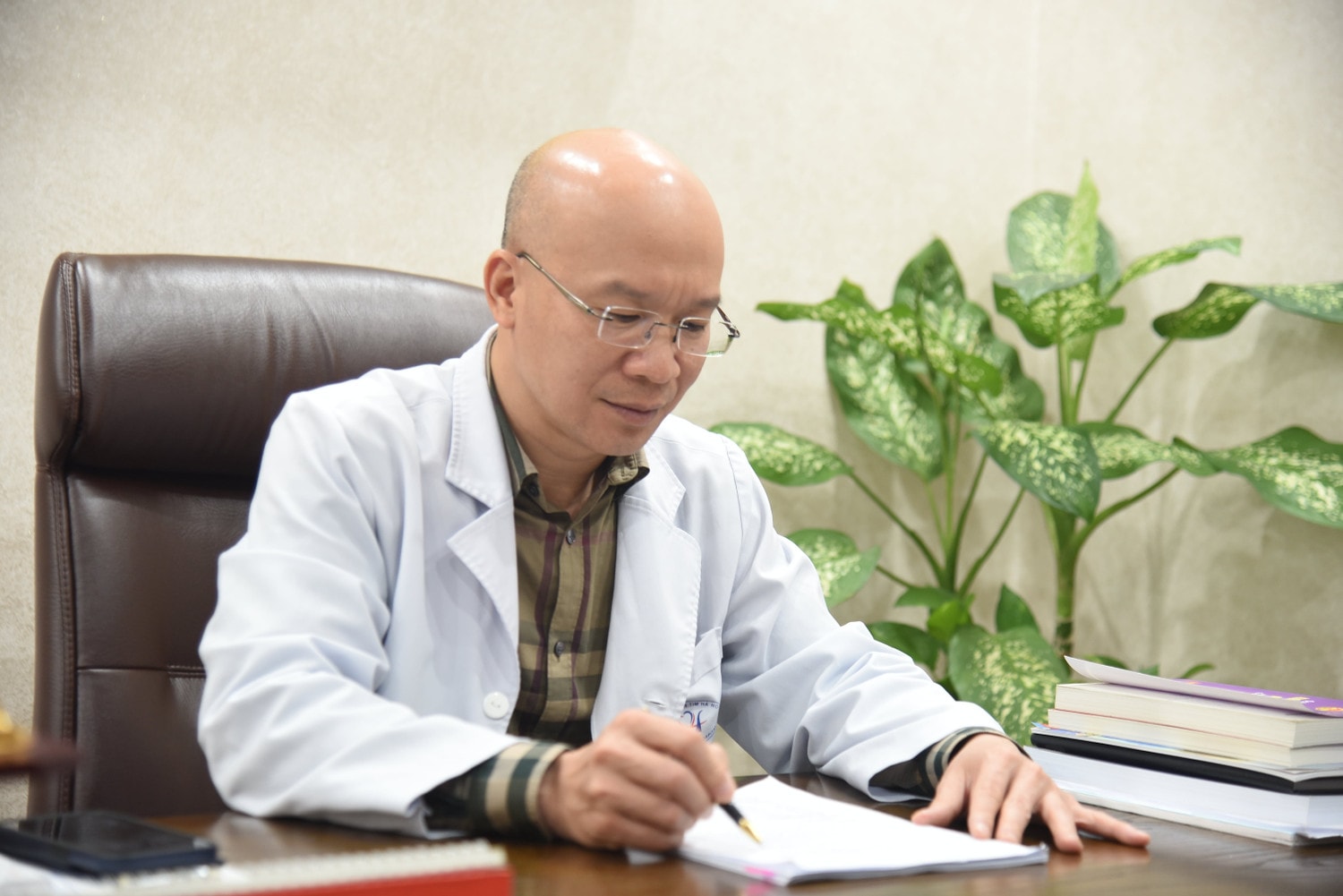 "Nếu hiểu được cả những vất vả, vinh quang, những điều thú vị của nghề, nhiều người vẫn sẽ chọn trở thành bác sĩ Tim mạch mà không chuyển sang ngành khác", TS.BS Hoàng Văn nhận định. (Ảnh: Nguyễn Liên) Phó Giám đốc Bệnh viện Tim Hà Nội: “Nghề bác sĩ tim mạch vất vả, nhưng vinh quang” -0